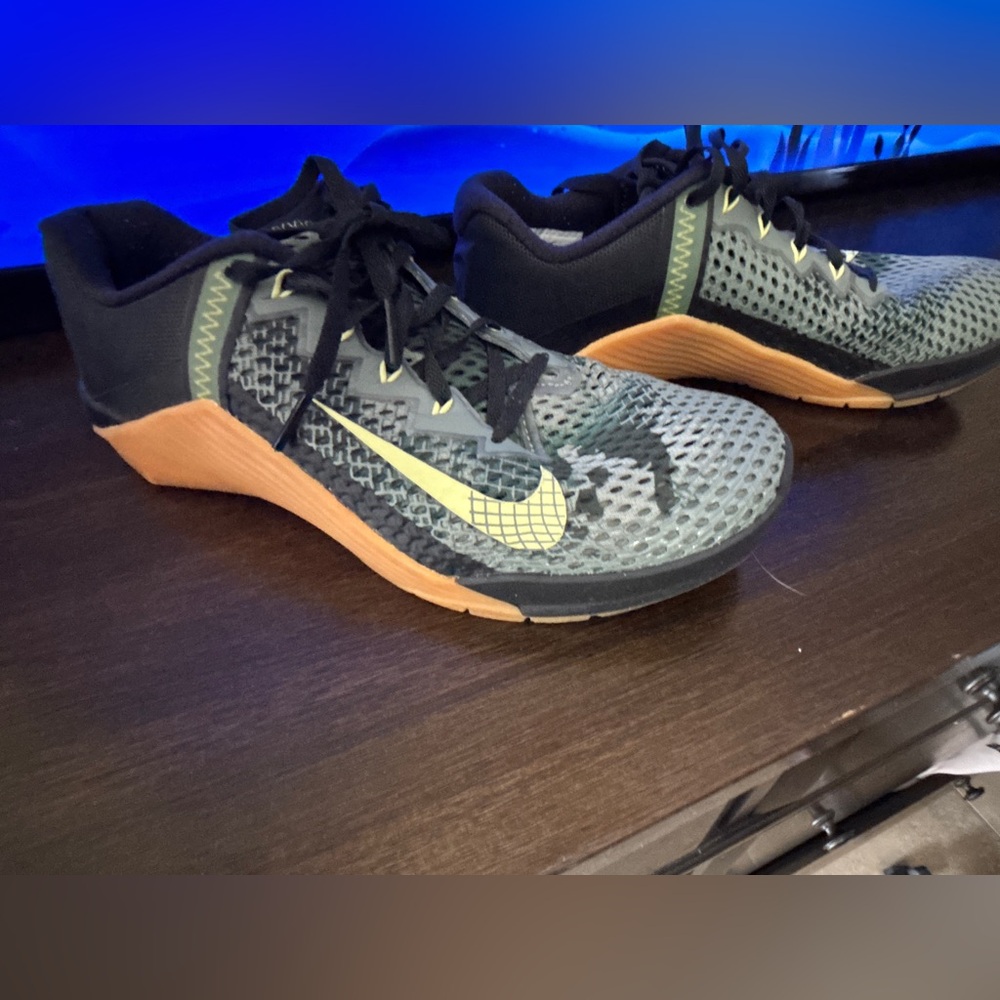 Nike women’s Black and Yellow Athletic Shoes